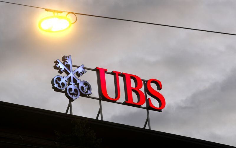 FOTO DE ARCHIVO: El logotipo del banco suizo UBS en una de sus sucursales en Zúrich, Suiza, el 22 de junio de 2020. REUTERS/Arnd Wiegmann