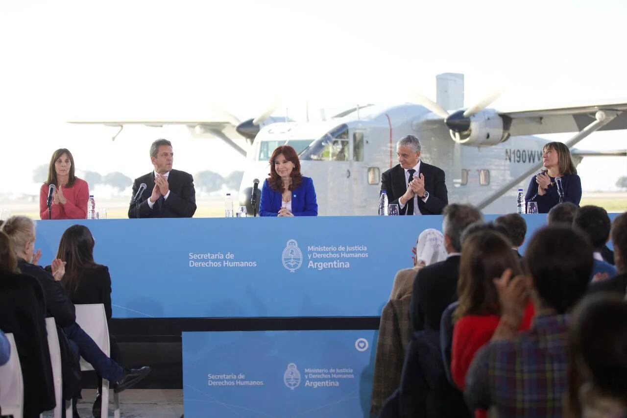 Cristina Kirchner encabezó junto a Sergio Massa la presentación del avión utilizado para "los vuelos de la muerte" durante la última dictadura militar