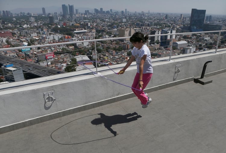 Las autoridades sanitarias recomiendan no realizar reuniones o fiestas que aglomeren personas (Foto: AP Photo/Marco UGarte)