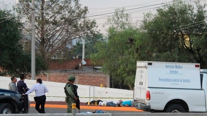 Soldados mexicanos resguardan la zona en donde personas fueron atacadas por un grupo armado el pasado 18 de mayo, en el municipio de Apaseo el Alto, estado de Guanajuato (México). EFE/Str/Archivo
