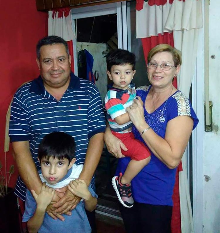 Héctor junto a su familia en Gualeguaychú