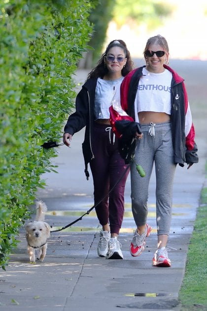 Vanessa Hudgens salió a dar un paseo con Pal GG Magree por las calles de Los Ángeles. Ambas lucieron un look similar: jogging, remera, campera y zapatillas deportivas (Fotos: The Grosby Group)