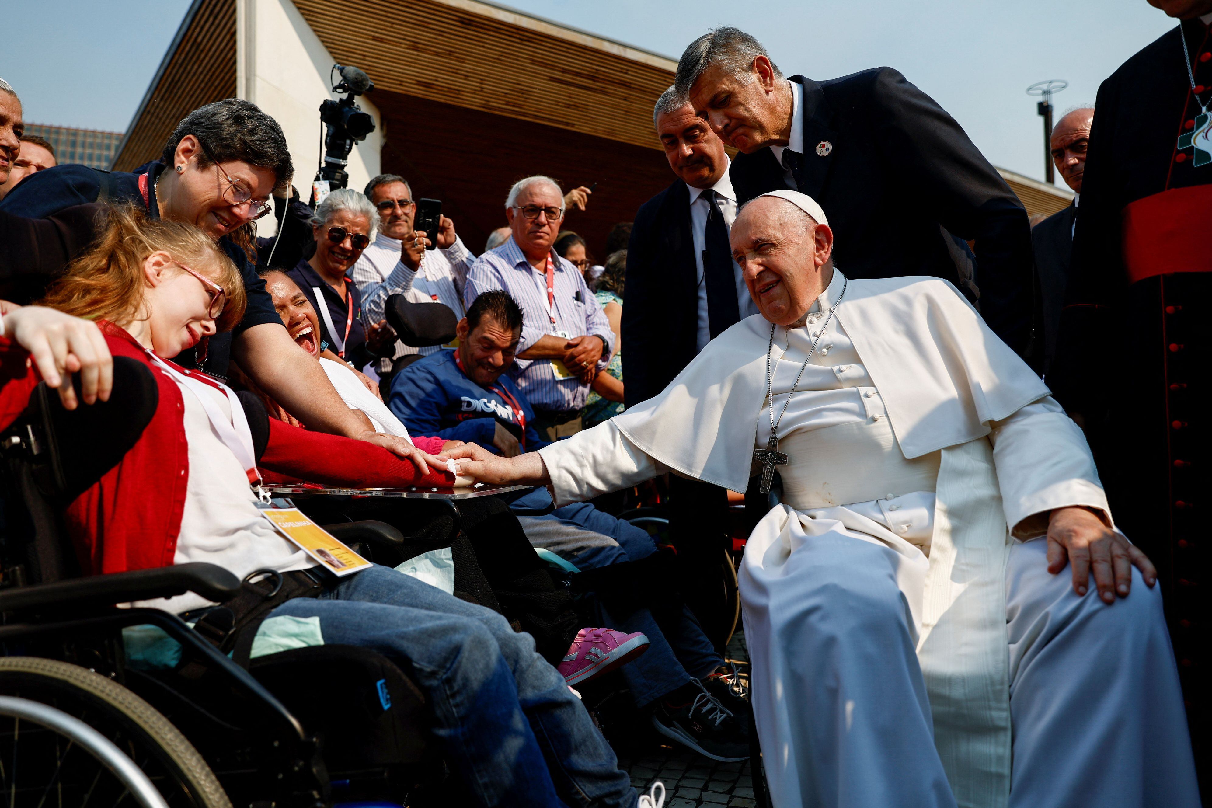 El papa Francisco se reúne con jóvenes enfermos el día del rezo del Santo Rosario en la Capilla de las Apariciones del Santuario de Nuestra Señora de Fátima, durante su viaje apostólico a Portugal con motivo de la XXXVII Jornada Mundial de la Juventud, en Fátima, Portugal, 5 de agosto de 2023. REUTERS/Guglielmo Mangiapane