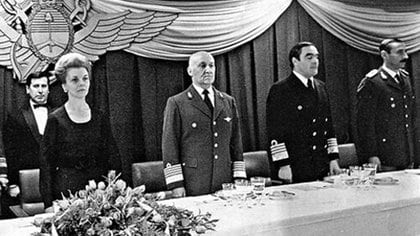  Isabel Perón junto a la cúpula militar: el brigadier general Héctor Fautario (que resistió el plan del golpe y se retiró en diciembre del '75 tras un levantamiento interno), Eduardo Massera y Jorge Rafael Videla