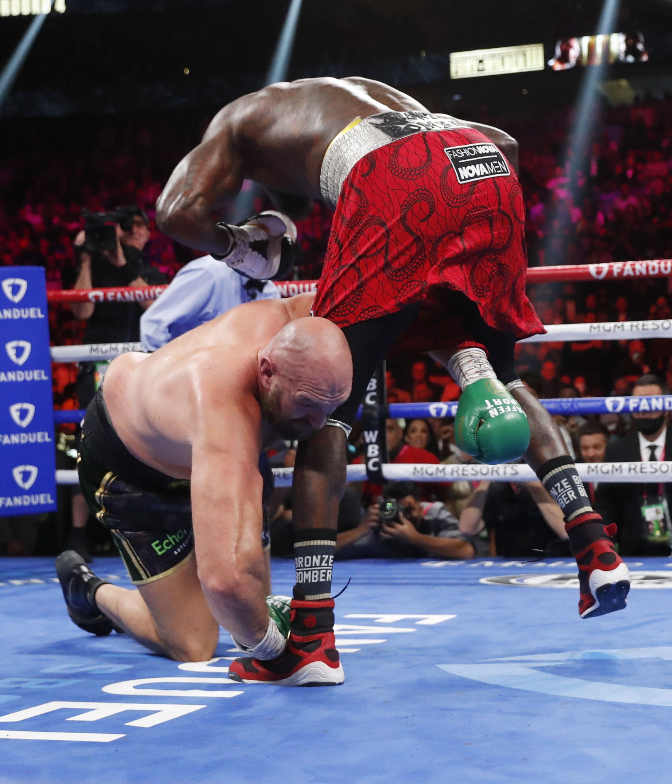Tyson Fury cayó ante Deontay Wilder y se levantó (Foto: Reuters)