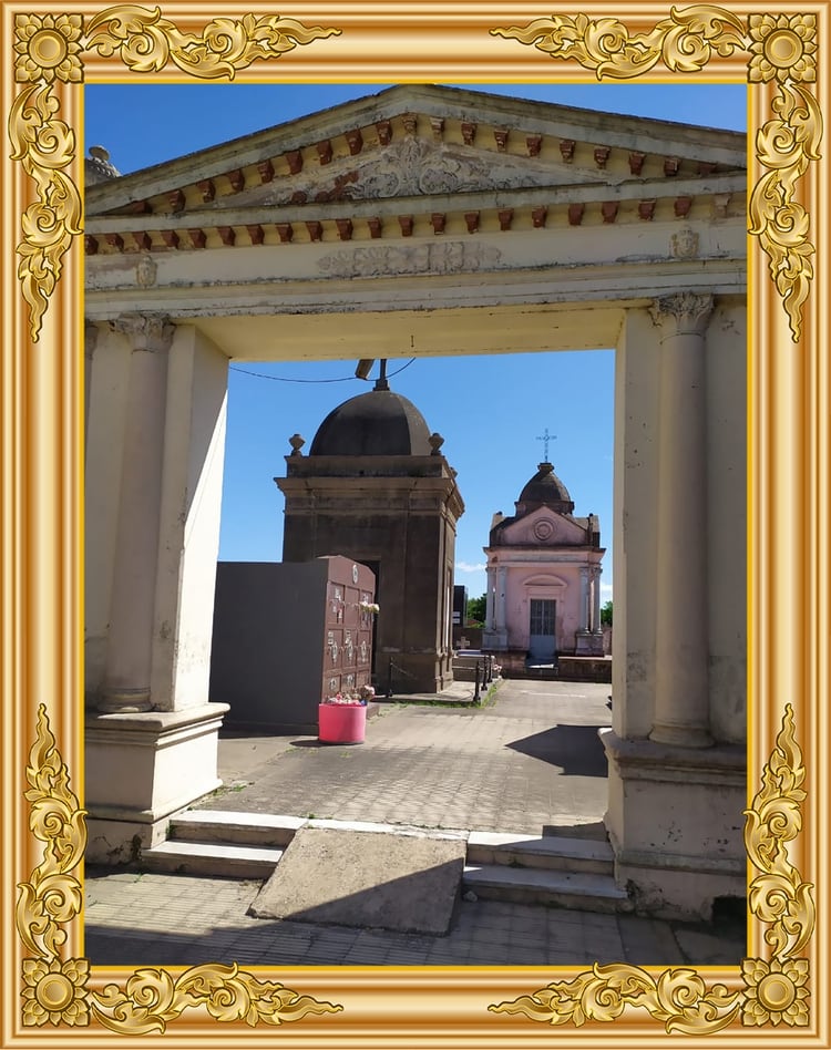 Puerta del cementerio de Baradero, con la bóveda familiar a la izquierda