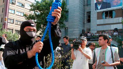 Un policía iraní preparaba una ejecución pública en 2007 en Teherán. EFE/Abedin Taherkenareh/Archivo
