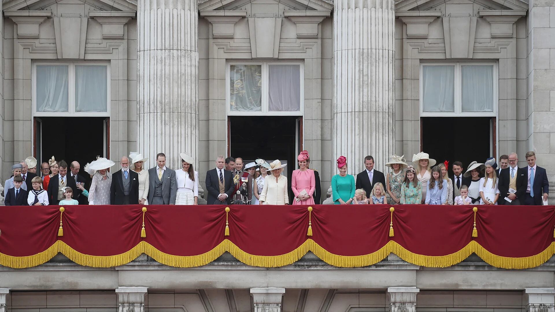 La familia real desde el balcón del Palacio de Buckingham, para presenciar la exhibición aérea de la Real Fuerza Aérea Británica