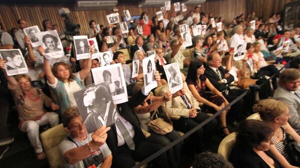 Familiares de las víctimas en el Tribunal Oral Federal 1 de Córdoba (TOF1) durante el juicio oral y público de la megacausa de La Perla (Foto: NA)