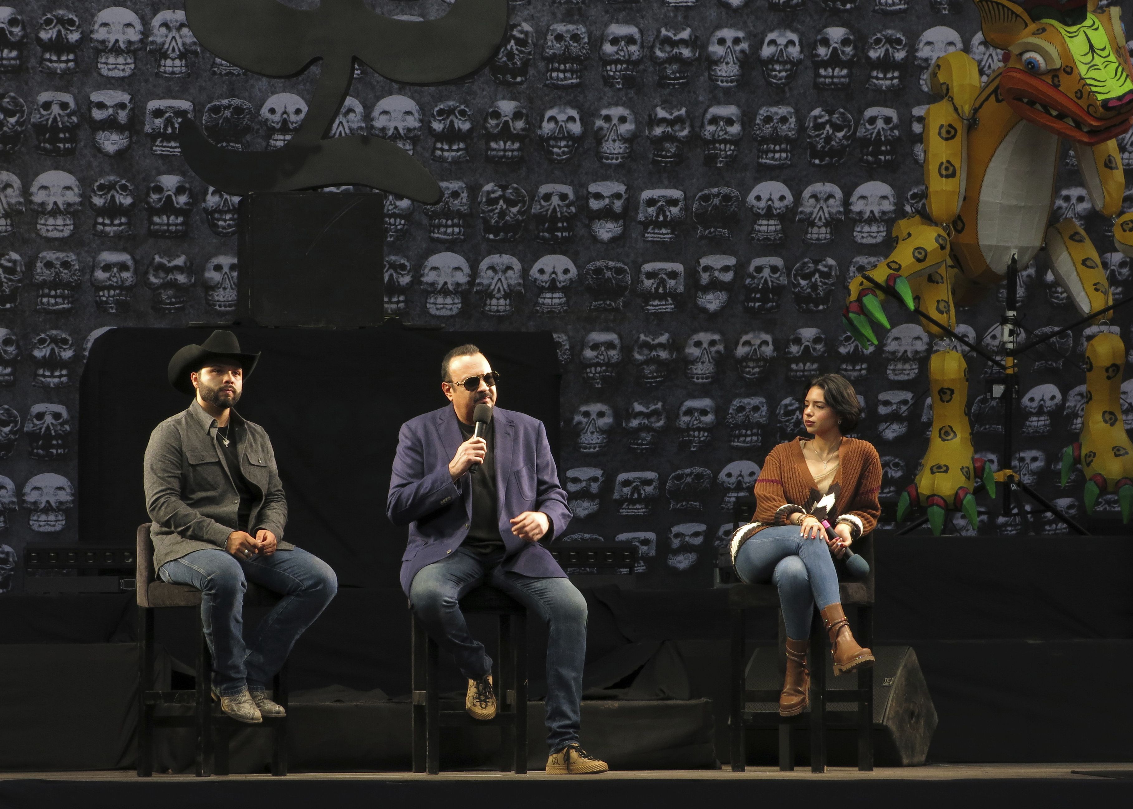 Pepe Aguilar, centro, sentado con sus hijos Leonardo, izquierda, y Ángela durante una conferencia de prensa sobre su espectáculo Jaripeo Sin Fronteras en la Ciudad de México el de 2 marzo de 2023. (Foto AP/Berenice Bautista)