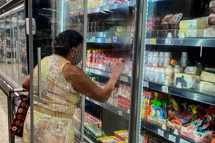 En el contexto actual de pandemia por COVID-19, es importante reconocer cuáles son estos nutrientes y dónde se encuentran para tomar las mejores decisiones, tanto a la hora de cocinar como al hacer las compras (EFE/Antonio Lacerda/Archivo) 