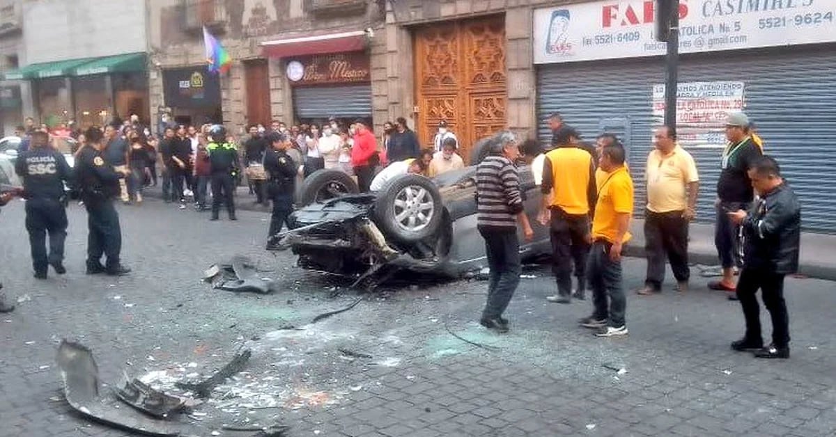 A car fell from a second floor in the historic center of CDMX;  the driver died