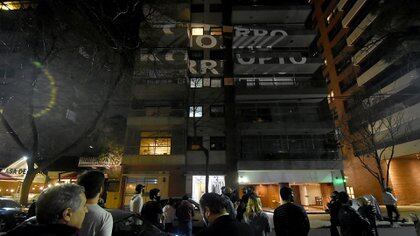 A modo de protesta, un vecino proyectó la palabra "corrupto" en un edificio de Belgrano.