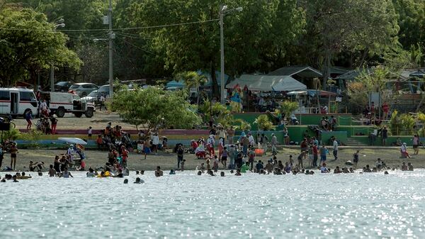 Personas asisten al balneario Laguna de Xiloa, este domingo en las afueras de Managua (EFE)
