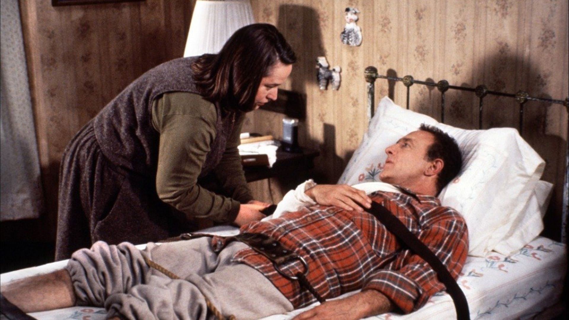 James Caan le fue transmitiendo a su personaje el agobio que él mismo sentía al pasar tanto tiempo acostado en el rodaje de Misery