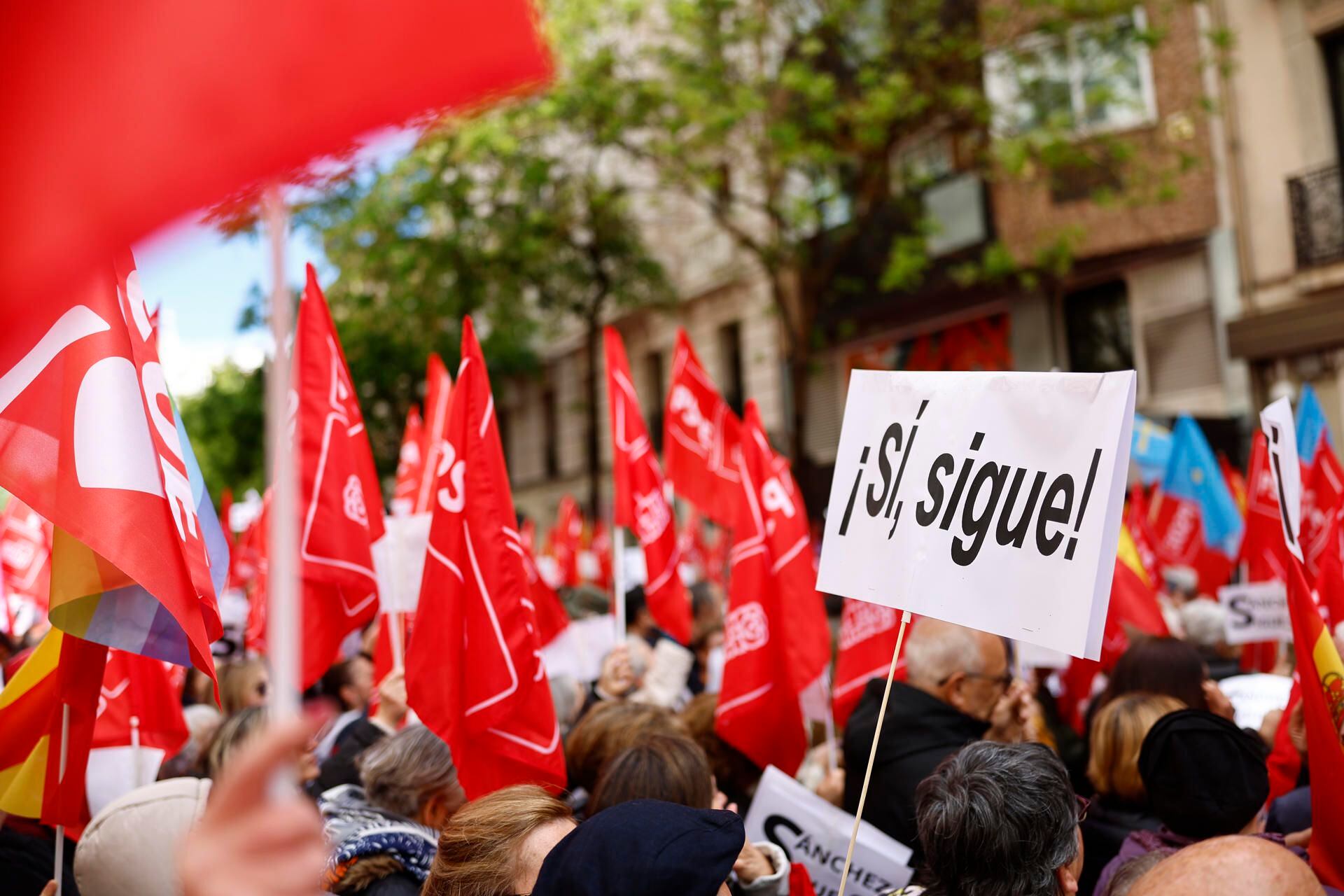 Militantes de las agrupaciones socialistas de toda España, en Ferraz. (Rodrigo Jiménez/EFE)