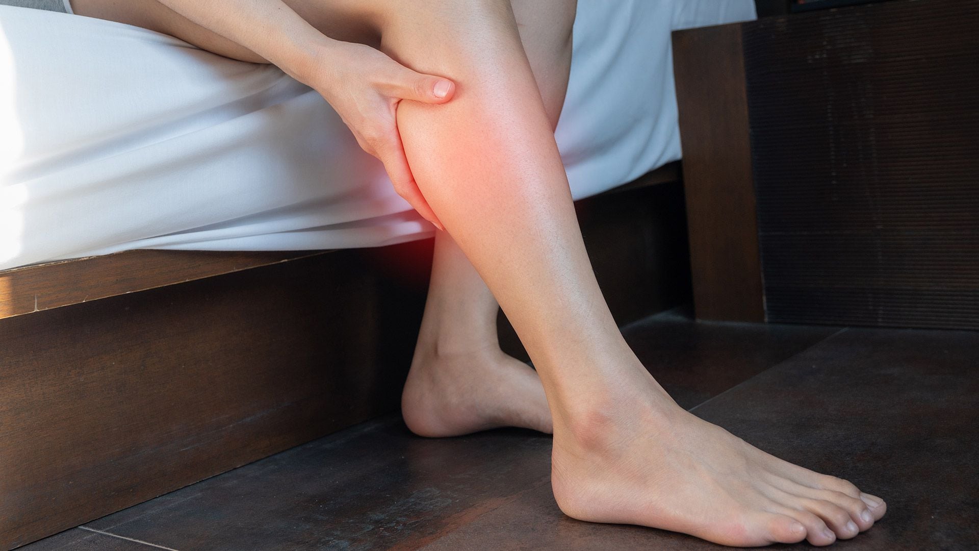 Los calambres y las molestias en las piernas se encuentran entre los síntomas frecuentes de la enfermedad venosa (Getty)