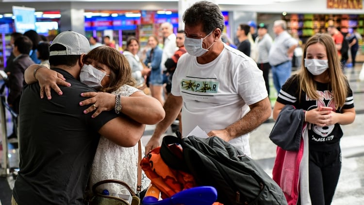 En el aeropuerto de Ezeiza, los argentinos que regresan al país traen barbijos 