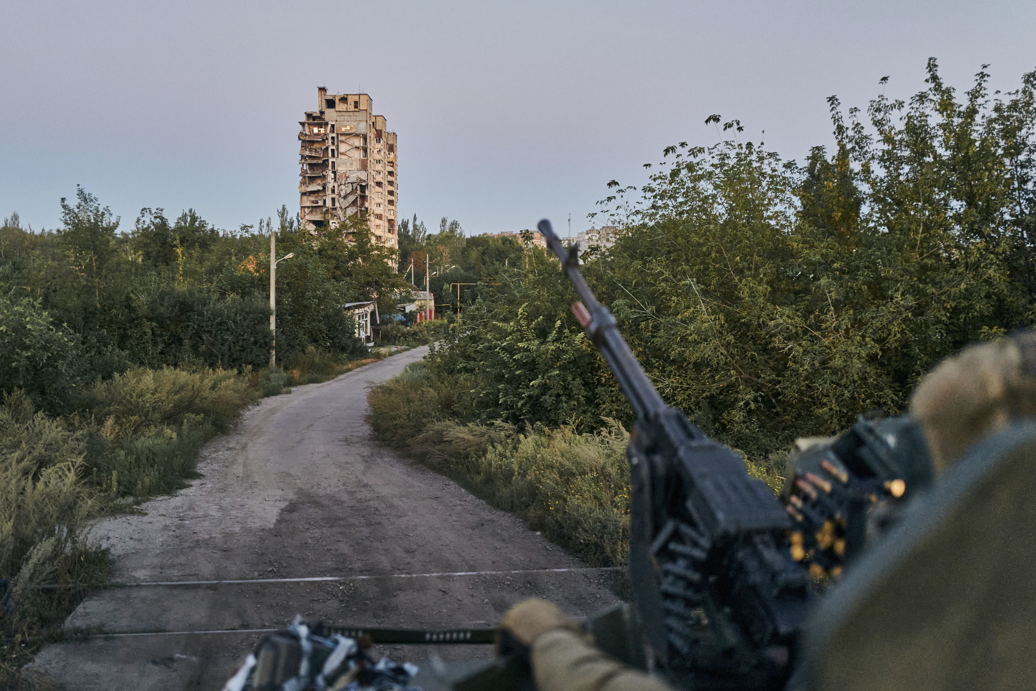 Un soldado ucraniano en su posición en Avdiivka, en la región de Donetsk, Ucrania, el 18 de agosto de 2023 (AP Foto/Libkos)