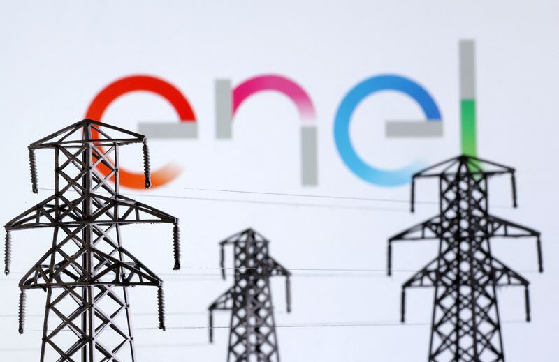 FOTO DE ARCHIVO. Imagen de ilustración de miniaturas de torres de transmisión de energía eléctrica y el logo de Enel. 9 de diciembre de 2022. REUTERS/Dado Ruvic