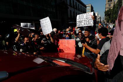 SImpatizantes y detractores se congregaron en las afueras de la Suprema Corte mexicana en la previa de la discusión sobre la consulta popular (Foto: José Méndez/ EFE)