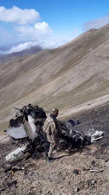 Una foto muestra lo que se dice que son los restos de un avión de combate SU-25 de la Fuerza Aérea Armenia que fue derribado durante los combates en la región separatista de Nagorno-Karabaj, en esta imagen publicada el día 30 Septiembre de 2020 (REUTERS)