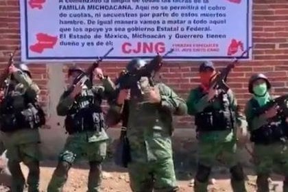 El Cártel Jalisco Nueva Generación usa las redes sociales para difundir sus mensajes y mostrar su armamento (Foto: Especial)