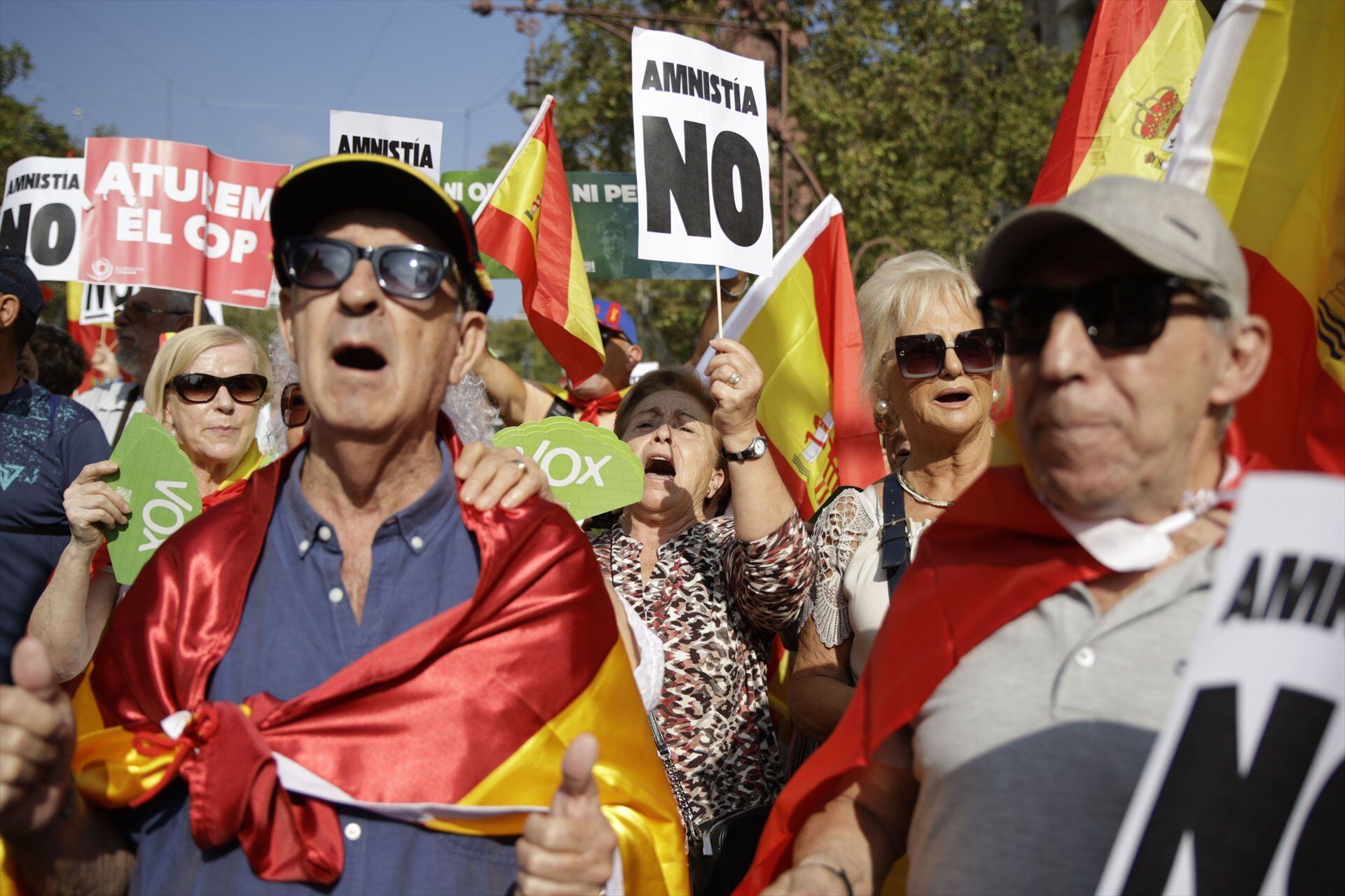 Miles de personas protestan durante una manifestación de SCC contra la amnistía, a 8 de octubre de 2023, en Barcelona. EUROPA PRESS