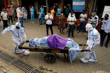 Trabajadores de la Salud retiran el cuerpo de una de las víctimas del Covid-19 en New Delhi. REUTERS/Anushree Fadnavis     