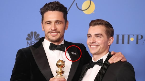 James Franco luce su Globo de Oro junto a su hermano Dave y con el pin feminista (Getty)