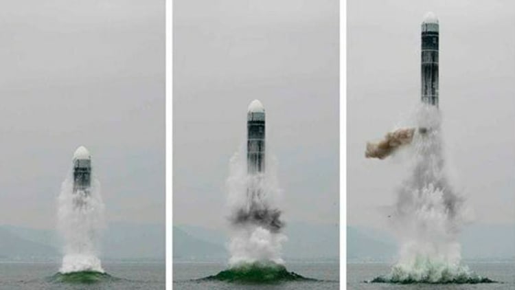 El régimen norcoreano identificó este misil como un Pukguksong 3, misil mar-tierra balístico (SLBM)