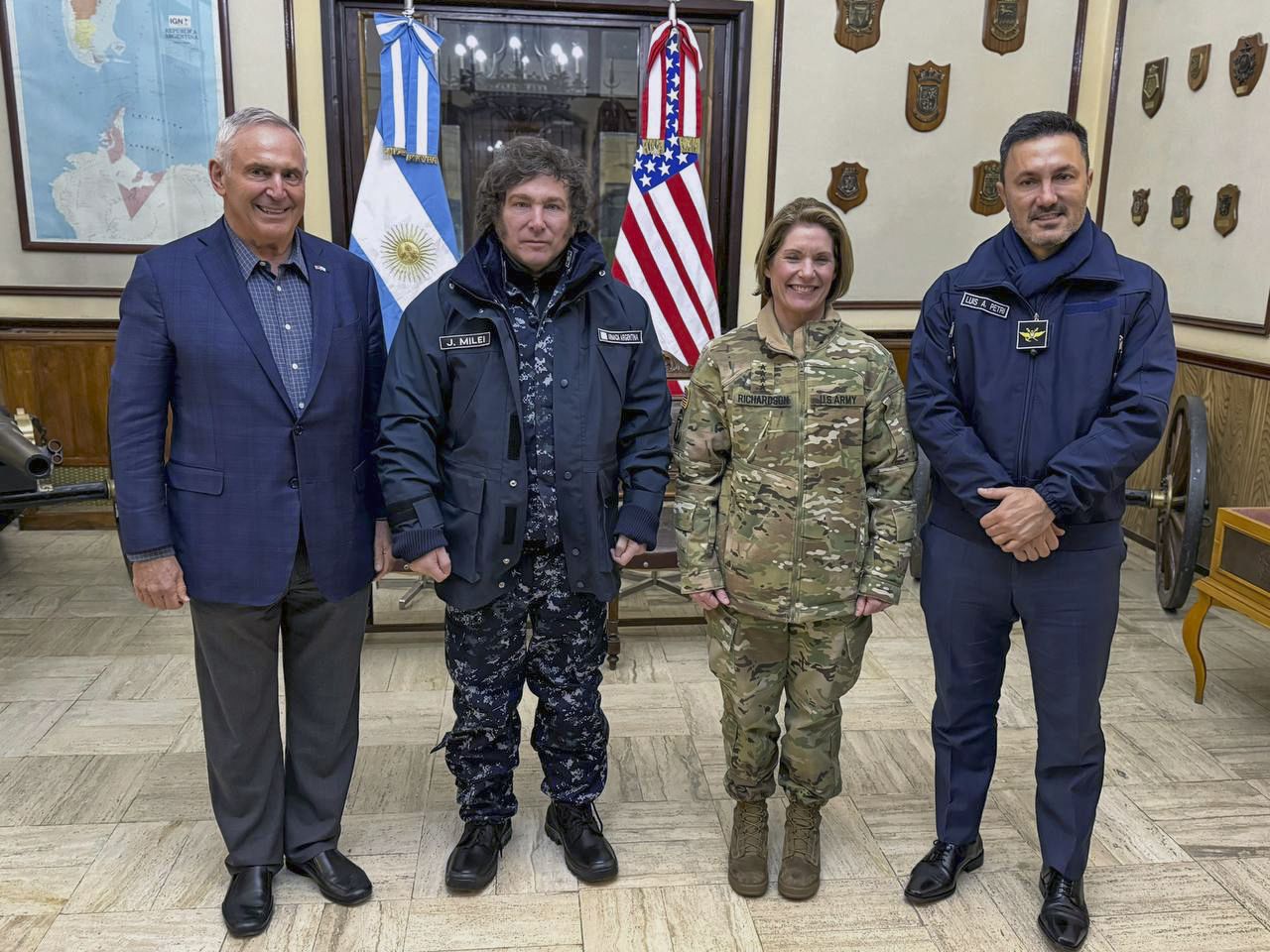 Javier Milei, la comandante del Comando Sur de los Estados Unidos, Laura Richardson, posan junto al embajador de Estados Unidos en Argentina, Marc Stanley, y al ministro argentino de Defensa, Luis Petri