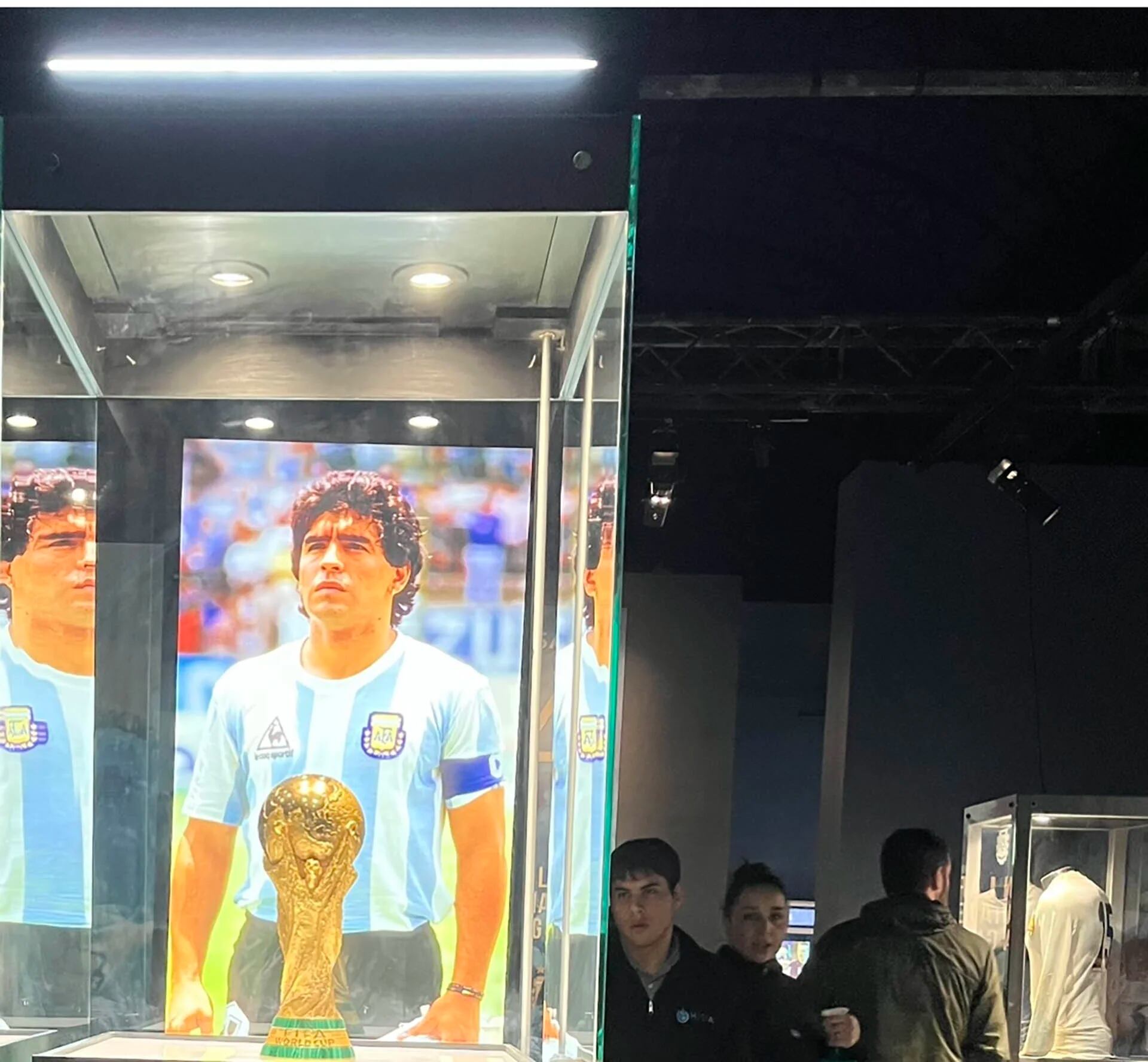 Campeones del mundo es una exhibición que repasa gran parte de la historia de la selección nacional, con la presencia de las tres copas y el micro descapotable en el que los jugadores celebraron el triunfo en Qatar