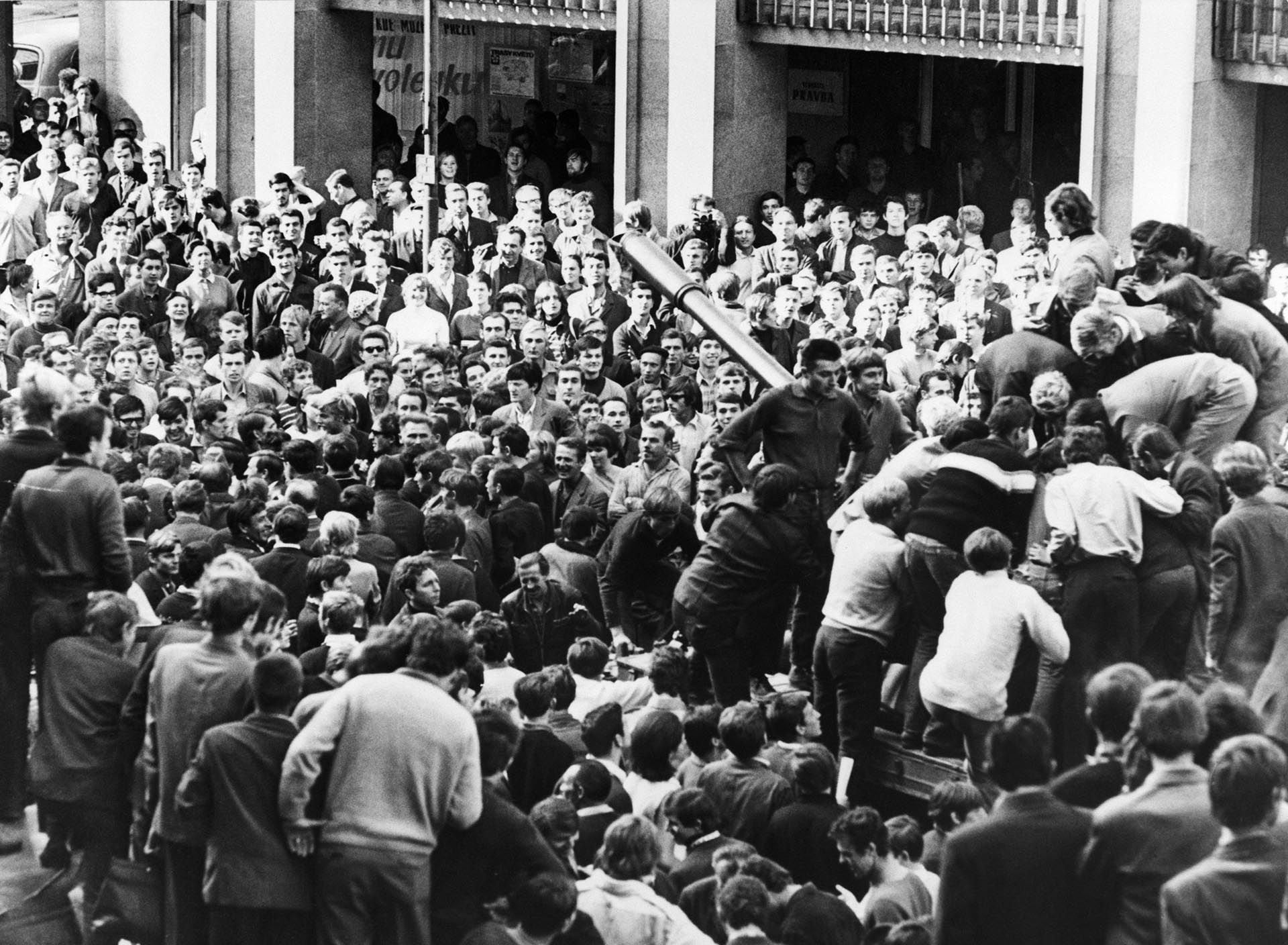 La manifestación en Bratislava, Checoslovaquia, donde los ciudadanos se treparon a los tanques luego de la invasión de la Unión Soviética y sus satélites del Pacto de Varsovia 