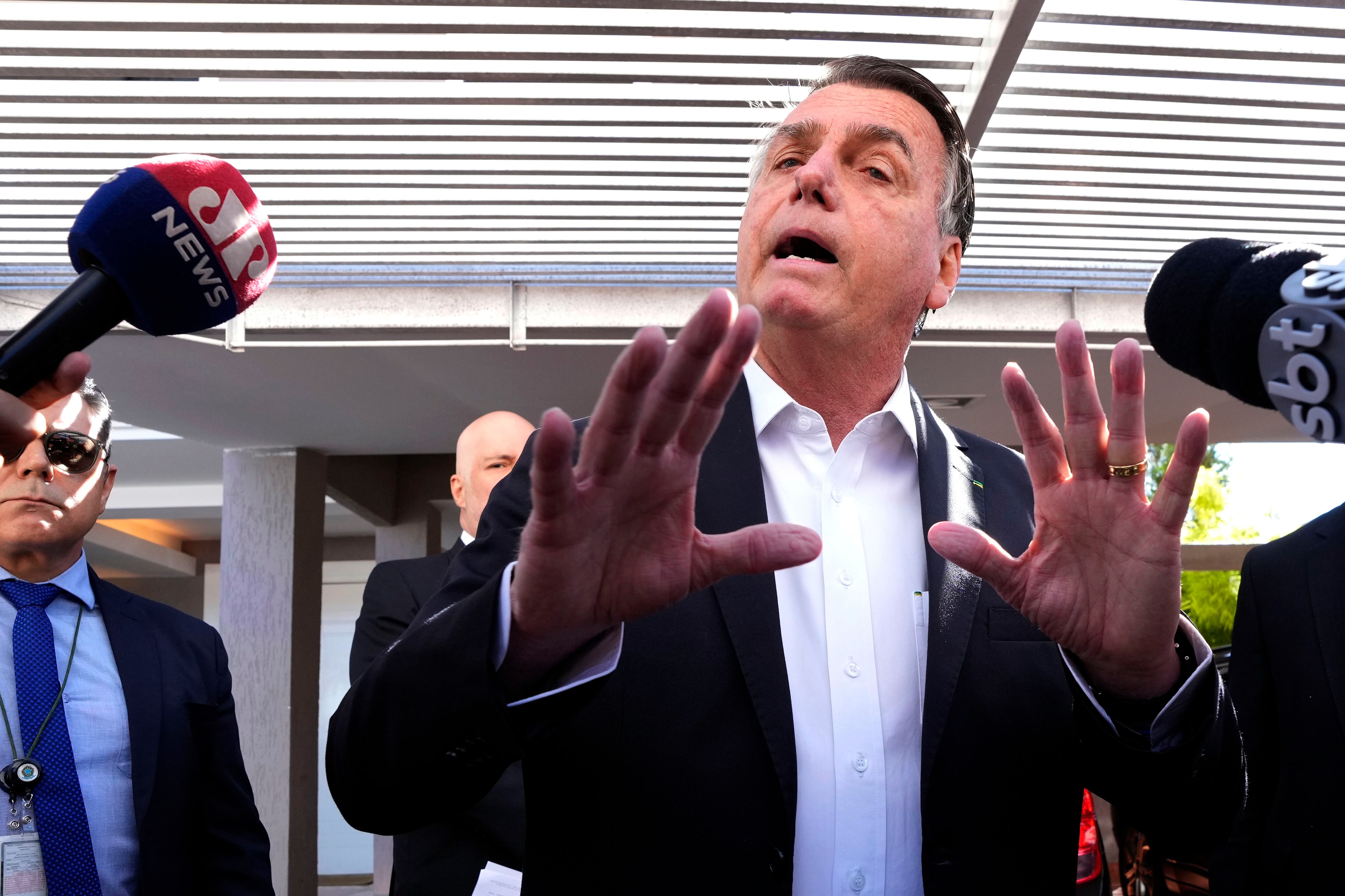 ARCHIVO - El expresidente brasileño Jair Bolsonaro habla con los reporteros afuera de su casa tras una orden de allanamiento ejecutada por agentes de la Policía Federal en Brasilia, Brasil, el 3 de mayo de 2023. (AP Foto/Eraldo Peres)