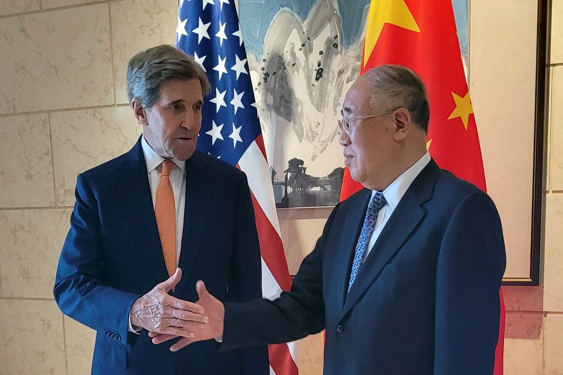 El enviado presidencial especial de Estados Unidos para el clima, John Kerry, estrecha la mano de su homólogo chino, Xie Zhenhua, antes de una reunión en Beijing, China, el 17 de julio de 2023. REUTERS/Valerie Volcovici/Archivo