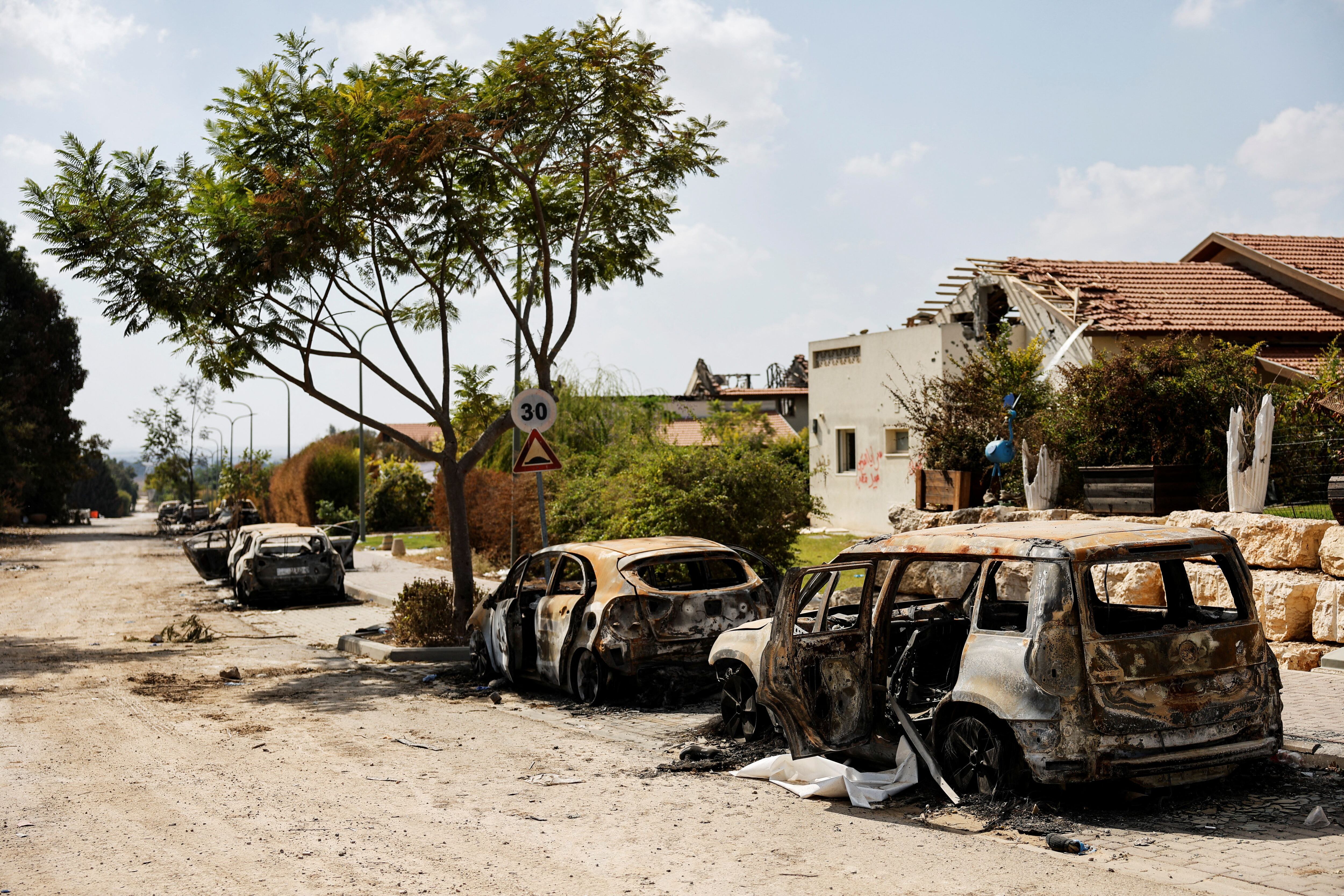 Se ven coches quemados en una carretera, tras una infiltración masiva de hombres armados de Hamás desde la Franja de Gaza, en el kibutz Beeri, en el sur de Israel, 13 de octubre de 2023. REUTERS/Amir Cohen
