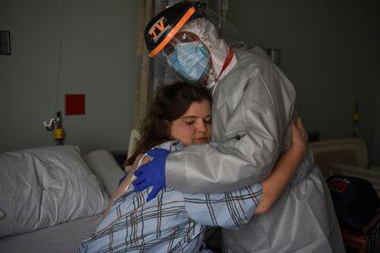 El médico abraza a Christina Mathers, una enfermera de su equipo que se contagió de coronavirus (Reuters)