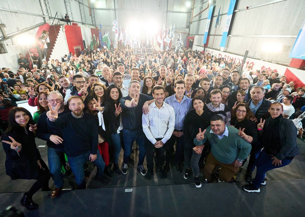 Máximo Kirchner junto a uno de los precandidatos en Lanús, Juilán Álvarez 
