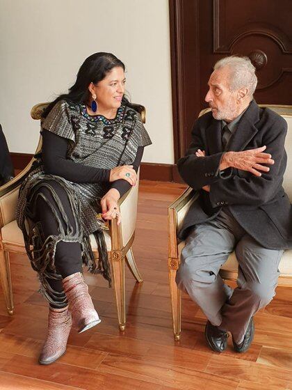 Murió Vicente Rojo, creador de la emblemática portada de Cien años de Soledad (Foto: Twitter @alefrausto)