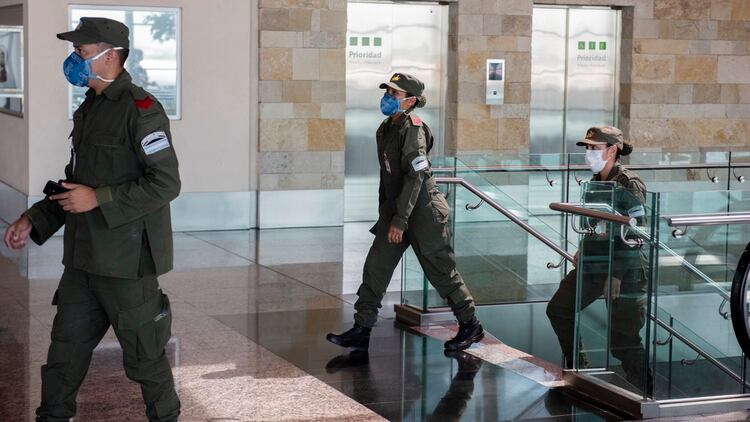 Las medidas de seguridad cada vez son más extremas en el aeropuerto de Ezeiza. El infectado salteño regresó hace seis días desde Madrid (Adrián Escandar).