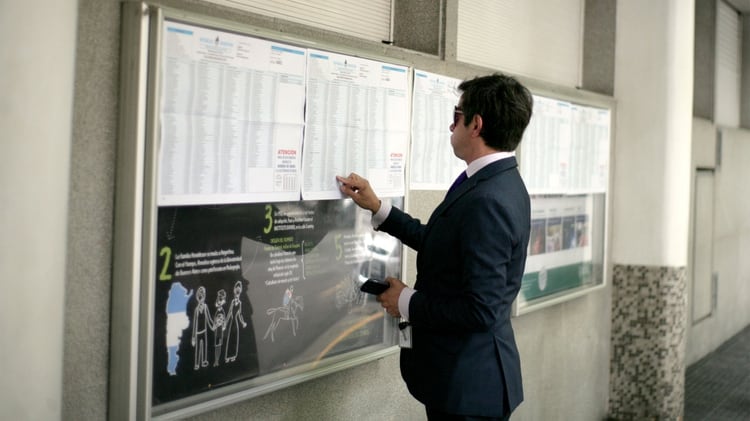 Roberto Funes Ugarte se tomó unos minutos, en medio de la cobertura periodística, para sufragar (Foto: Luciano González)