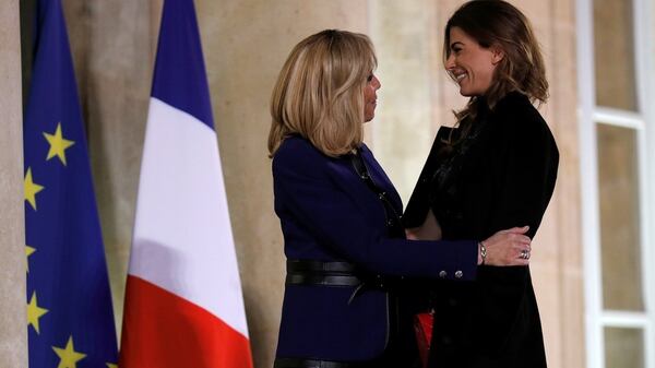 Tanto la primera dama argentina como la francesa eligieron el pelo suelto, Juliana con ondas y Brigitte lacio (REUTERS/Philippe Wojazer)