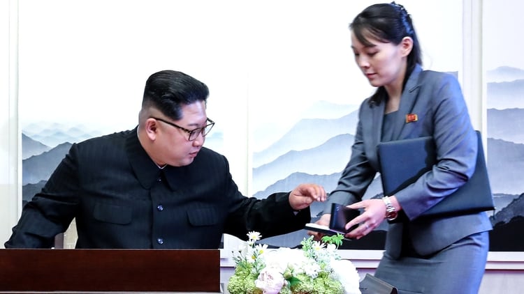 Kim Jong-un junto a su hermana Kim Yo-jong durante su reunión en la Casa de la Paz en la aldea de Panmunjom (Reuters)