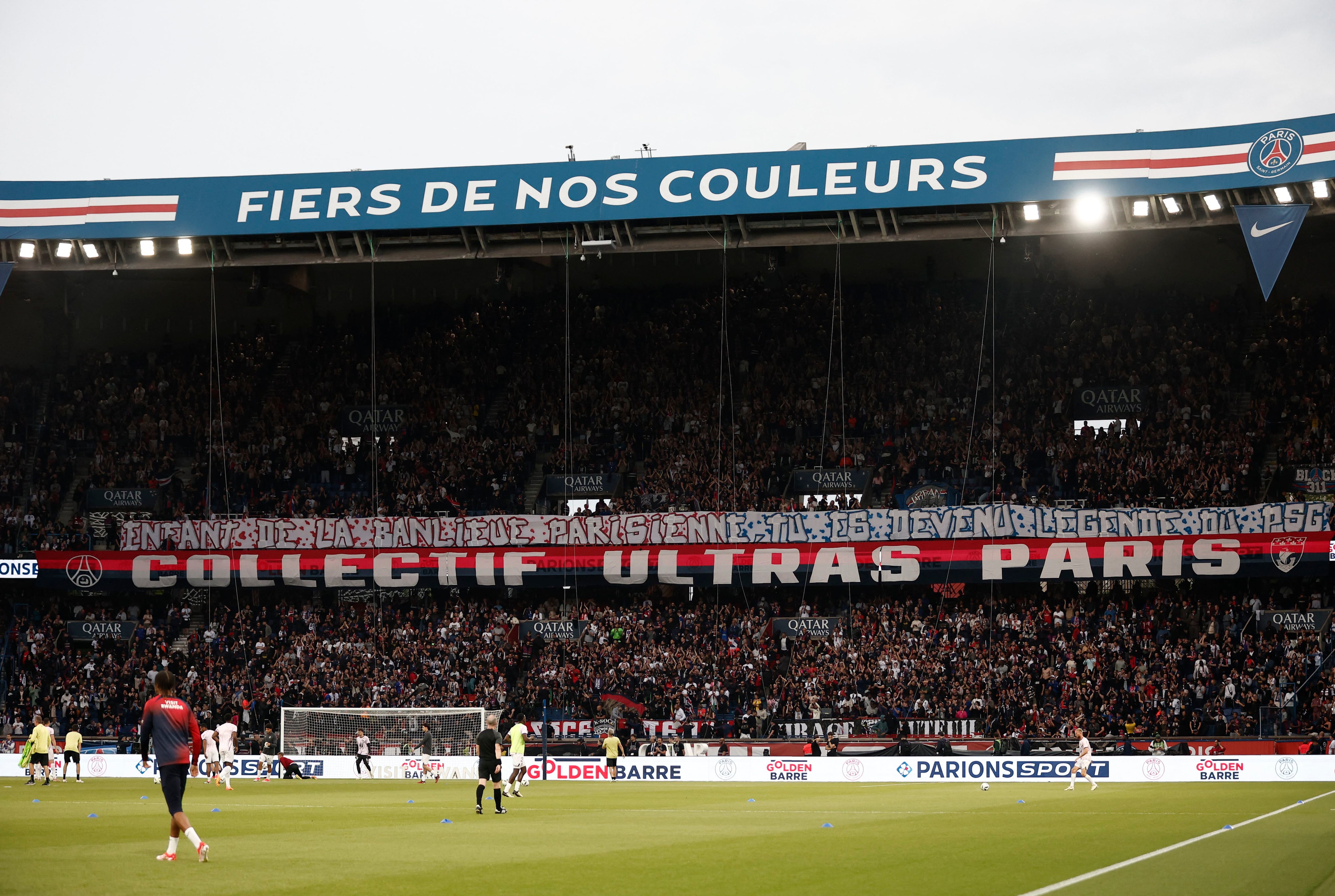 "Un niño de los suburbios de París, que se convirtió en una leyenda del Paris Saint-Germain". Los ultras del PSG mostraron una pancarta en referencia a Kylian Mbappé antes de su último partido en casa para el club (REUTERS/Benoit Tessier)