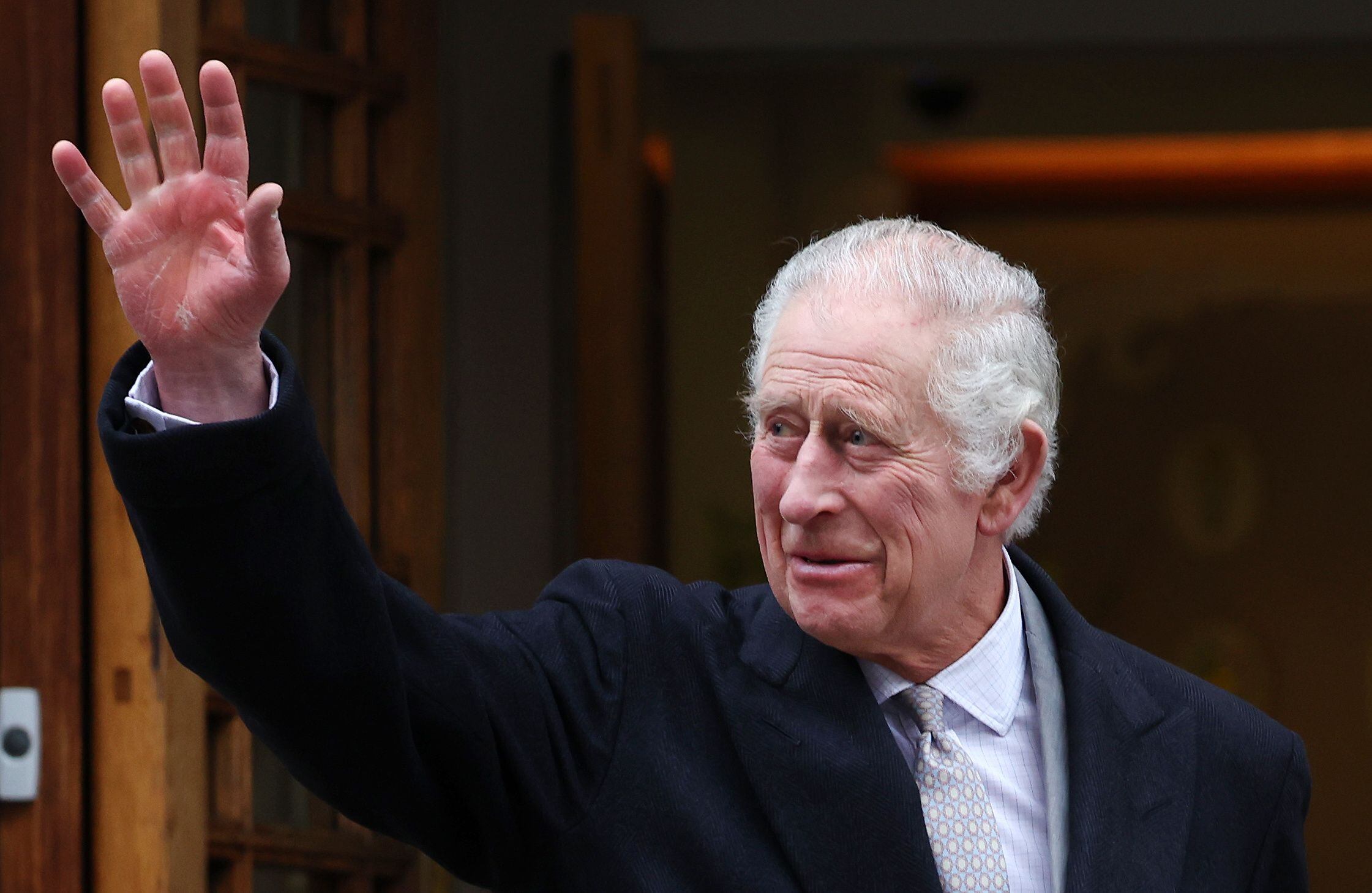 El rey Carlos III de Gran Bretaña saluda a su salida de la clínica de Londres, imagen de archivo. EFE/EPA/ANDY RAIN