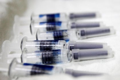 Los comentarios de Pfizer en este momento elevan la posibilidad de que en Estados Unidos se apruebe una vacuna para el coronavirus este año, un paso crucial para controlar la pandemia que ha causado la muerte de más de 1 millón de personas y devastado la economía global (REUTERS)