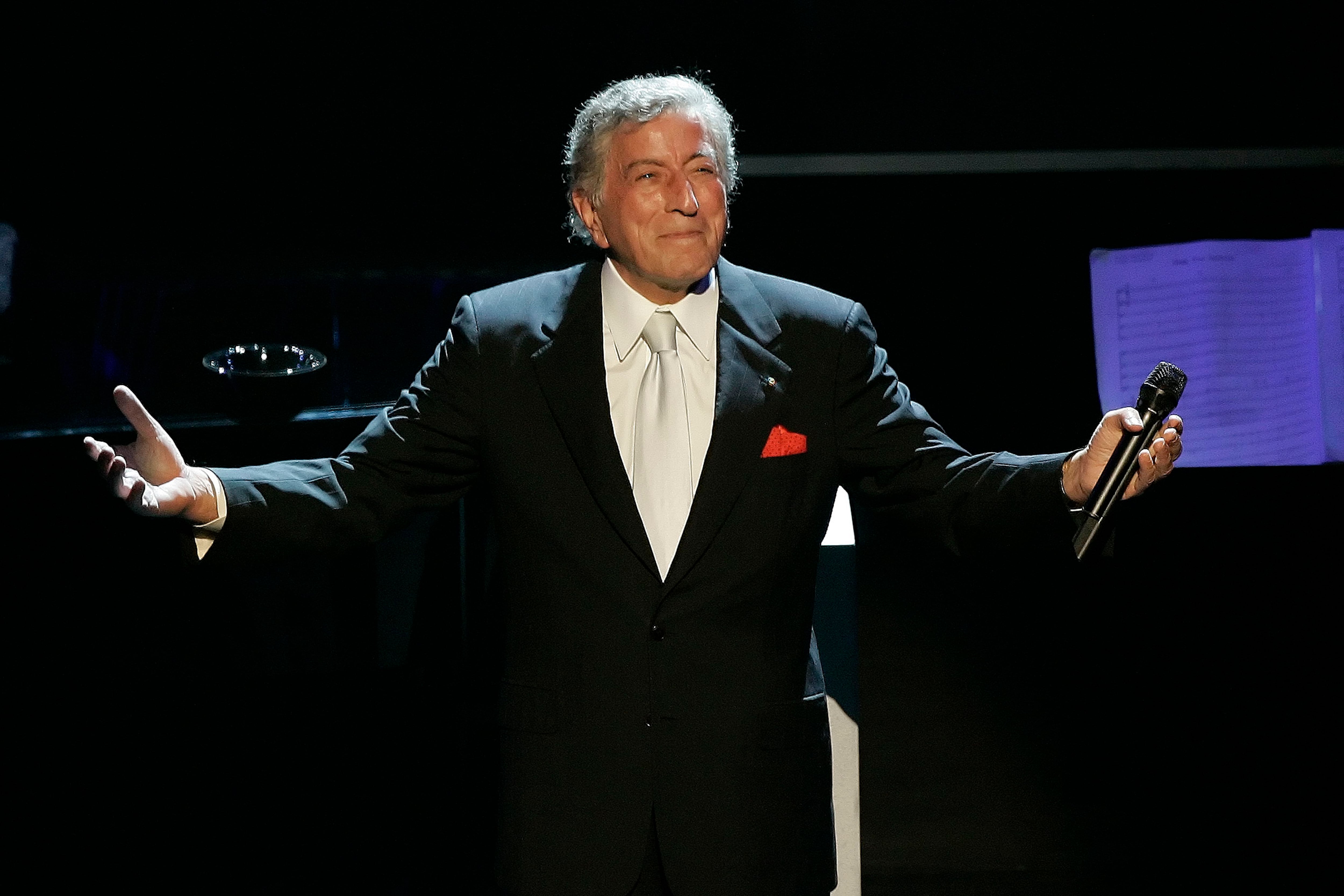 Tony Bennett agradece os aplausos depois de cantar "I left My Heart in San Francisco" na comemoração de seu 80º aniversário no teatro Kodak em Los Angeles, em 9 de novembro de 2006. (AP Photo/Kevork Djansezian, Arquivo)