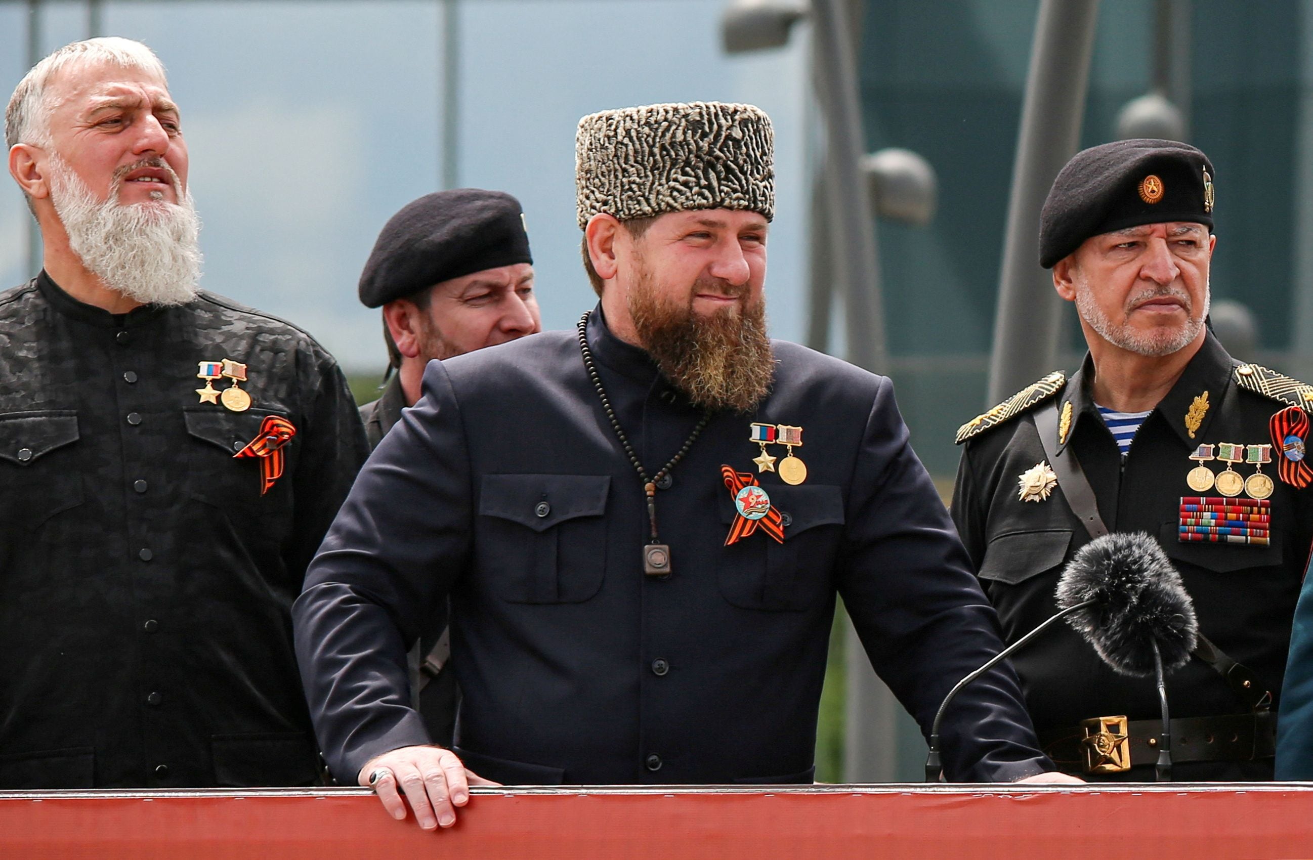 Ramzan Kadyrov ocupa uno de los palcos en el desfile del Día de la Victoria de Rusia que se celebra en Grozny, Chechenia (REUTERS/Chingis Kondarov/Archivo)
