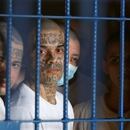Miembros de pandillas son vistos dentro de una celda en la cárcel de Izalco durante un encierro de 24 horas ordenado por el presidente de El Salvador, Nayib Bukele, después de un alto número de homicidios, durante la cuarentena para prevenir la propagación de la enfermedad por coronavirus (COVID-19), en Izalco, El Salvador 27 de abril de 2020. REUTERS / Jose Cabezas